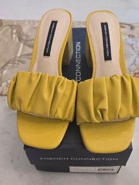 NIB French Connection Ruched Block Heel Slip On Sandals  Size 6